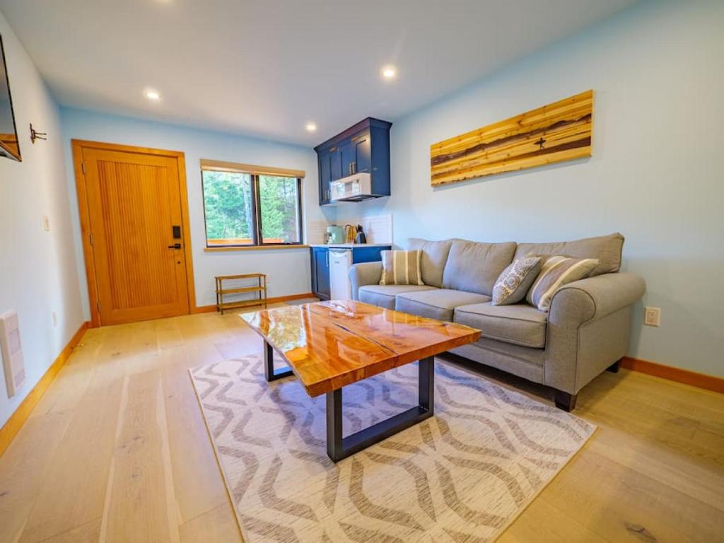 The Black Pearl, Westcoast Suite and Patio - Housity