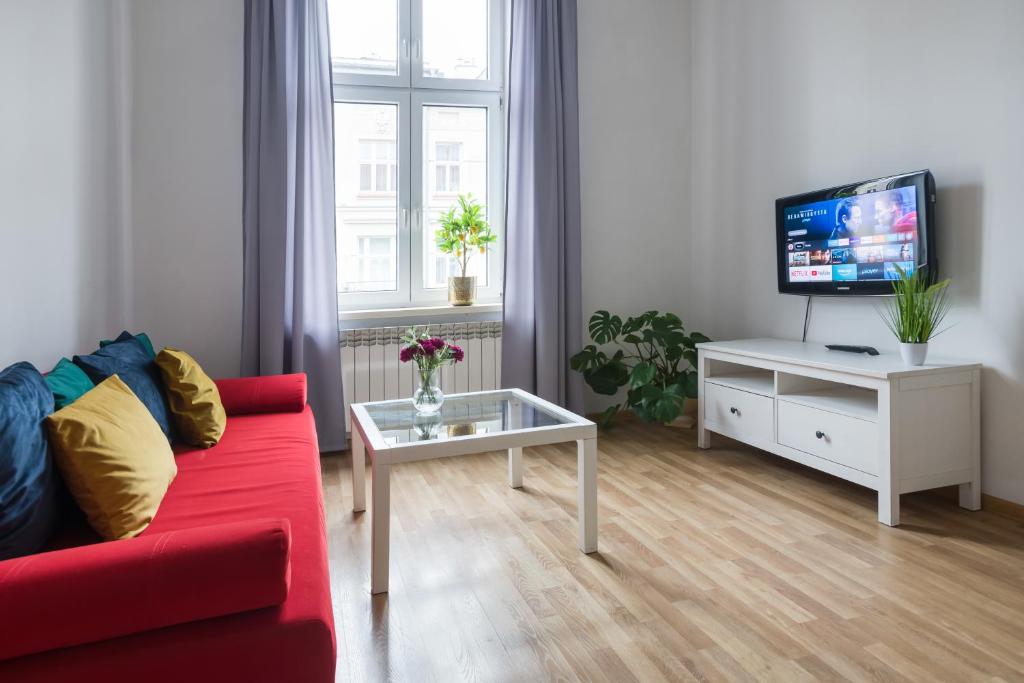 Televízia a/alebo spoločenská miestnosť v ubytovaní Discover Krakow Apartments - 3 Rakowicka St - Classic Apartments near Main Station - Netflix