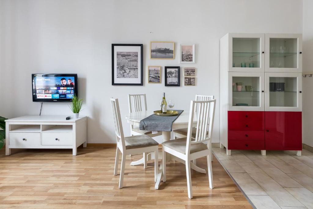 Televízia a/alebo spoločenská miestnosť v ubytovaní Discover Krakow Apartments - 3 Rakowicka St - Classic Apartments near Main Station - Netflix