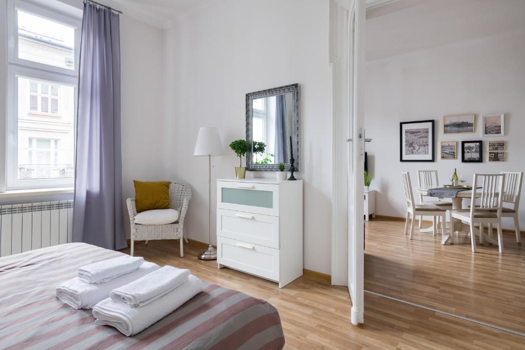 Posteľ alebo postele v izbe v ubytovaní Discover Krakow Apartments - 3 Rakowicka St - Classic Apartments near Main Station - Netflix