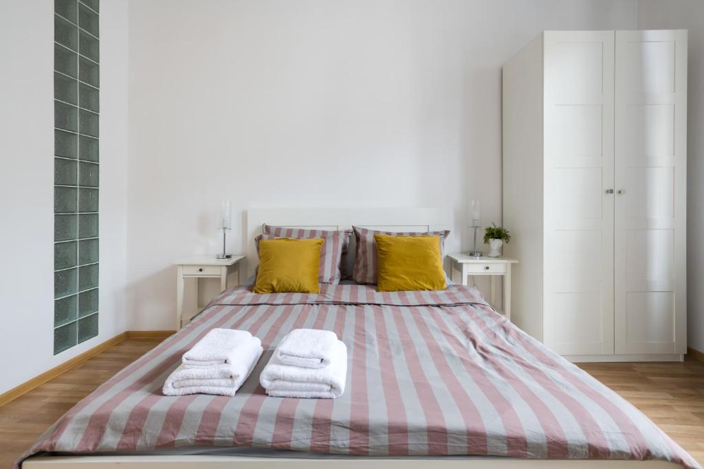 Posteľ alebo postele v izbe v ubytovaní Discover Krakow Apartments - 3 Rakowicka St - Classic Apartments near Main Station - Netflix