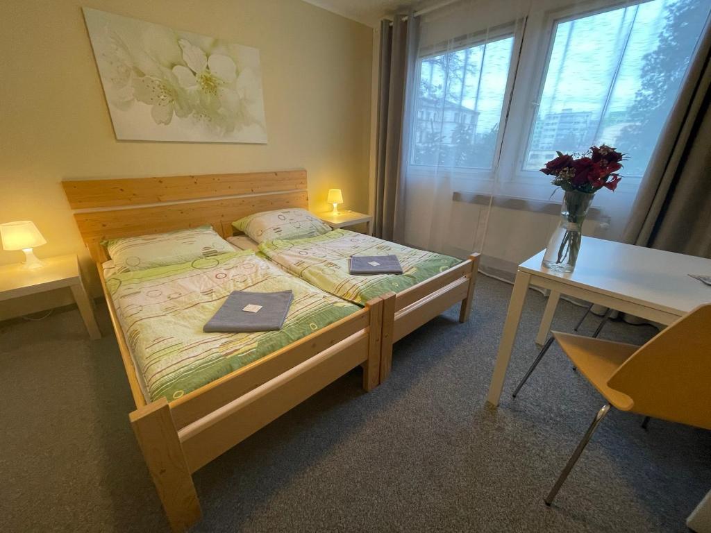 ein Schlafzimmer mit einem Bett mit zwei Büchern darauf in der Unterkunft Hostel U Sv. Štěpána in Leitmeritz