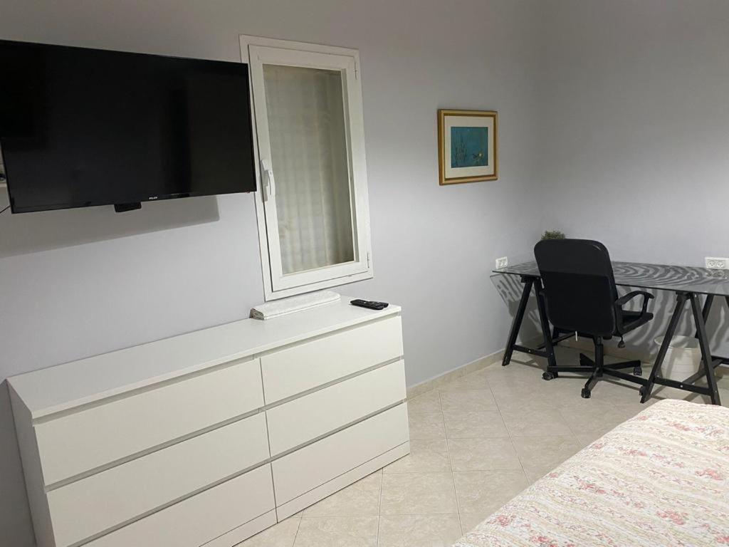 TV a/nebo společenská místnost v ubytování Hotel Rehovot
