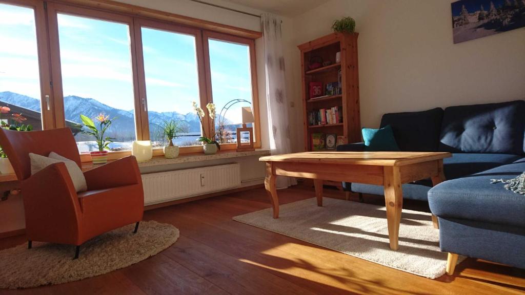 ein Wohnzimmer mit einem Sofa und einem Tisch in der Unterkunft Ferienwohnung Hermann in Fischbachau