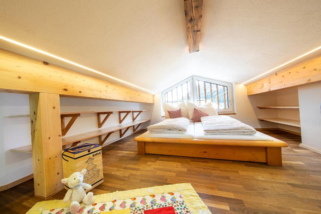 Bergblick Apartment في والد ام بينزاغو: غرفة نوم مع سريرين بطابقين ودب