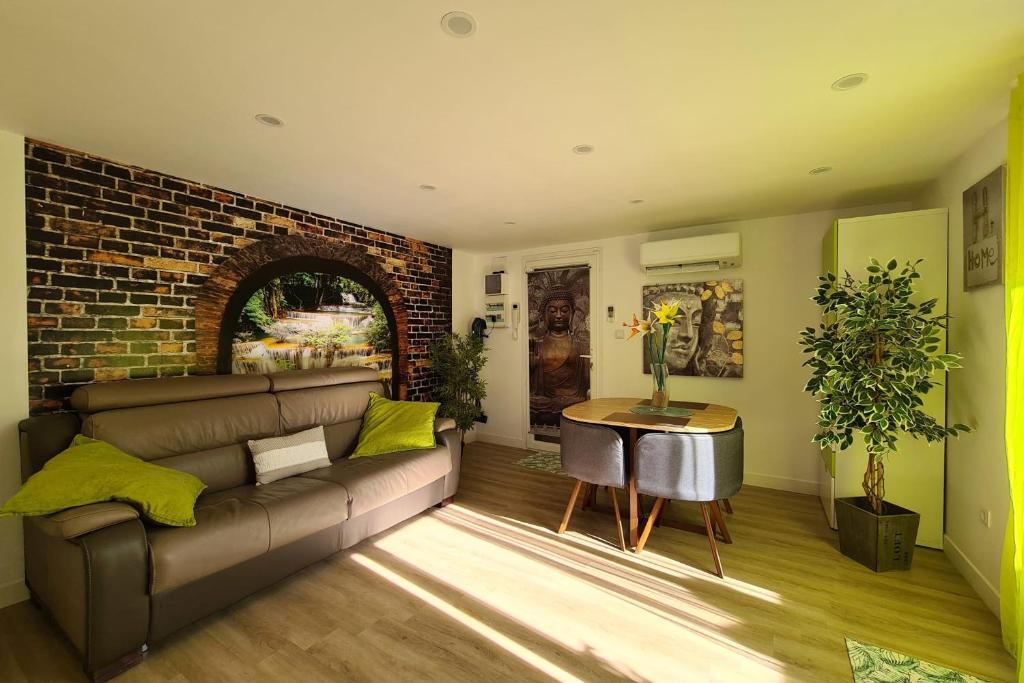 佩潘的住宿－Splendid studio with AC and terrace - Dodo et Tartine，客厅配有沙发和桌子