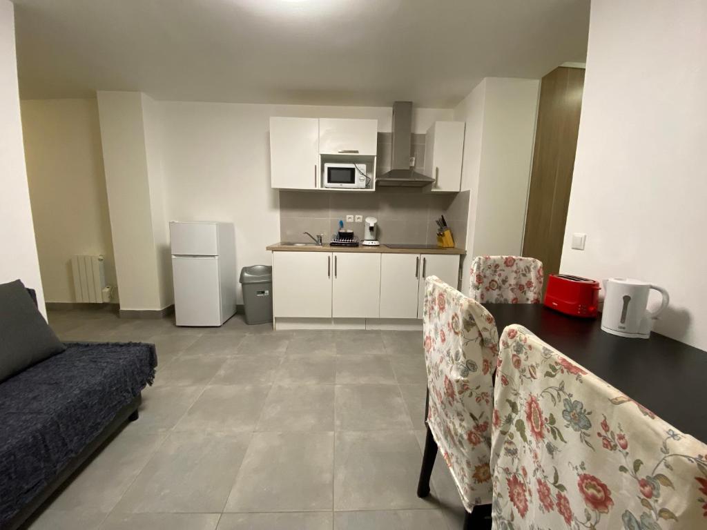 a living room with a kitchen and a table and chairs at Loft entier parisien-Paris11 in Paris