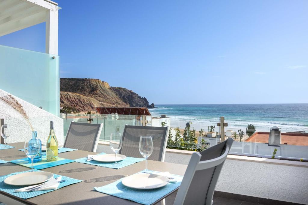 mesa de comedor con vistas al océano en Beco Do Poço, en Luz