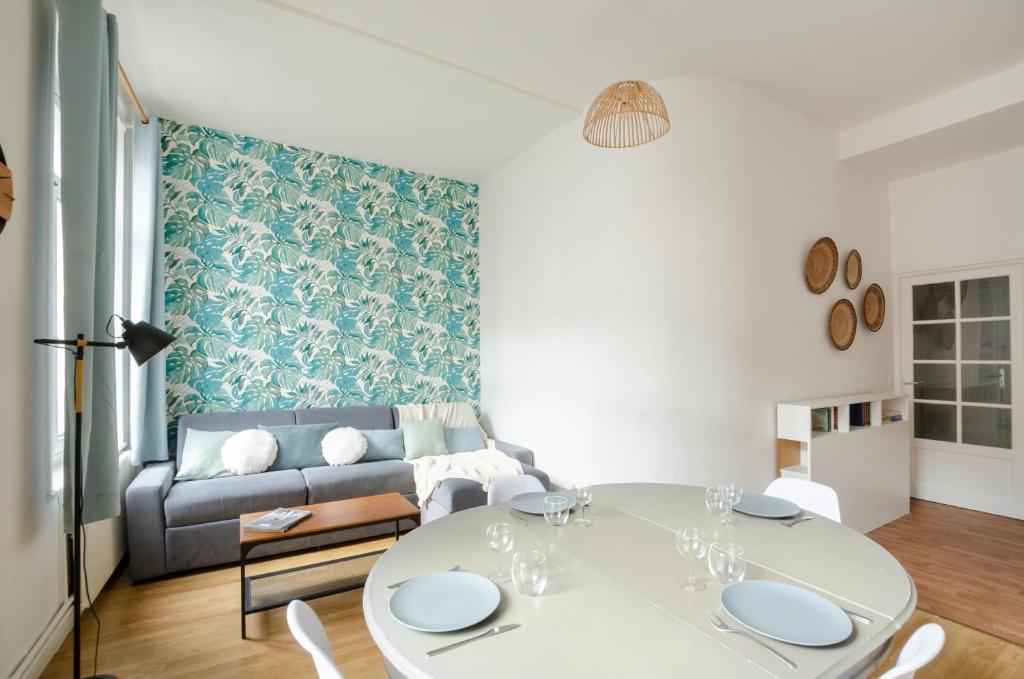 un salon avec une table et un canapé dans l'établissement NOCNOC - Le jardin du prefet, à Lille