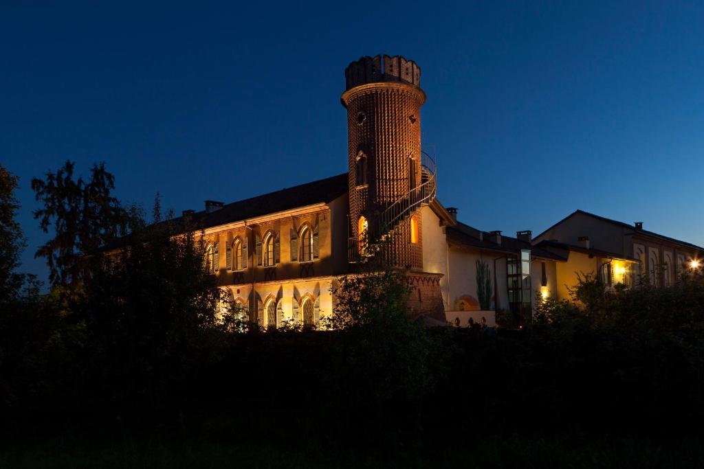 um edifício com uma torre em cima à noite em Borgo Ramezzana Country House em Trino
