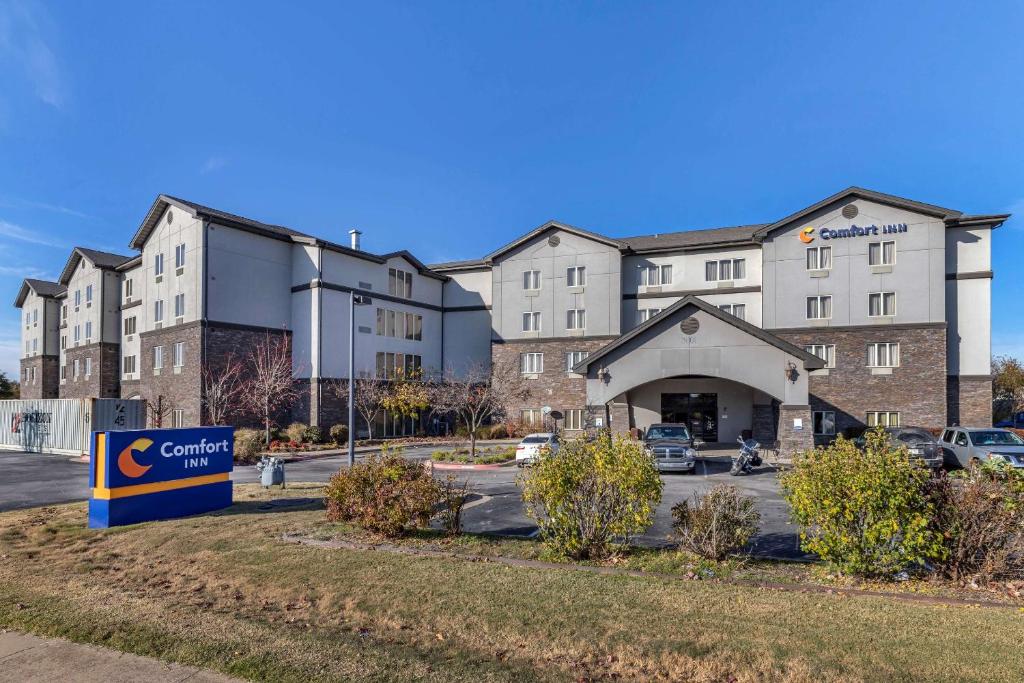 un edificio de hotel con un cartel delante en Comfort Inn Bentonville - Crystal Bridges, en Bentonville