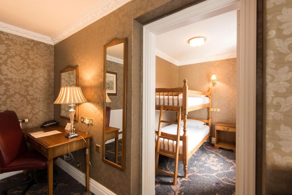 Postel nebo postele na pokoji v ubytování Kingsmills Hotel