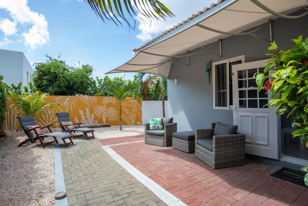 Zahrada ubytování Villa Curazon met privézwembad vlakbij het strand!