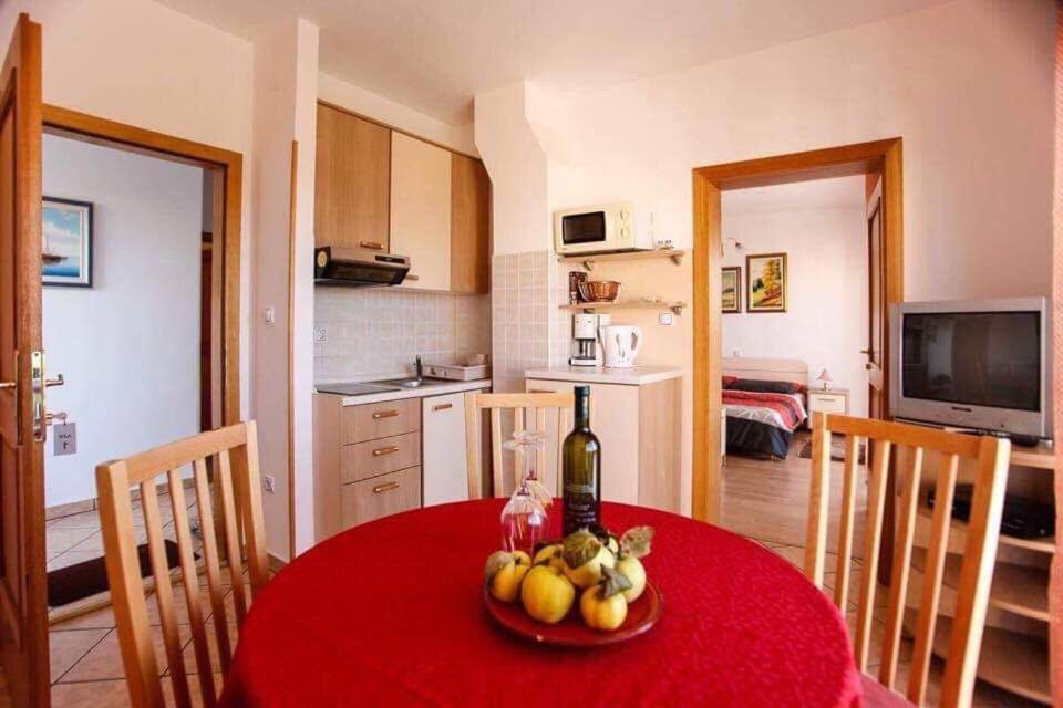 Η κουζίνα ή μικρή κουζίνα στο Apartments Kira