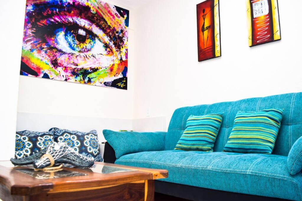 Sofá azul en la sala de estar con mesa en cancun marlin 32, en Cancún