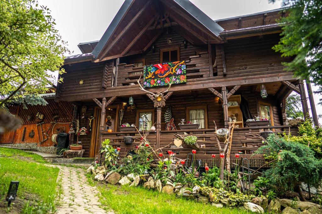 a log cabin with a path in front of it at Cabana Rustic in Borşa