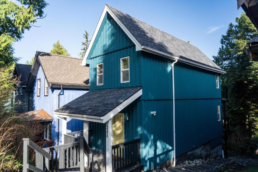 Kingfisher, Waterfront Cabin with Inlet with Mountain Views, Ucluelet