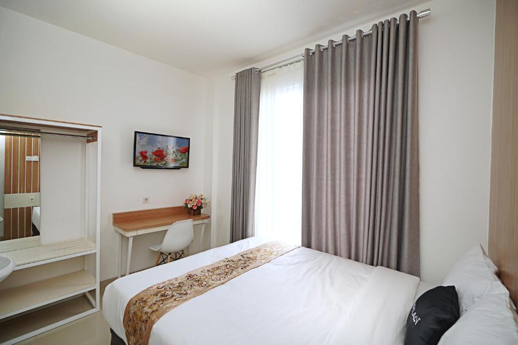 Postel nebo postele na pokoji v ubytování Ngampilan Residence Yogyakarta Mitra RedDoorz