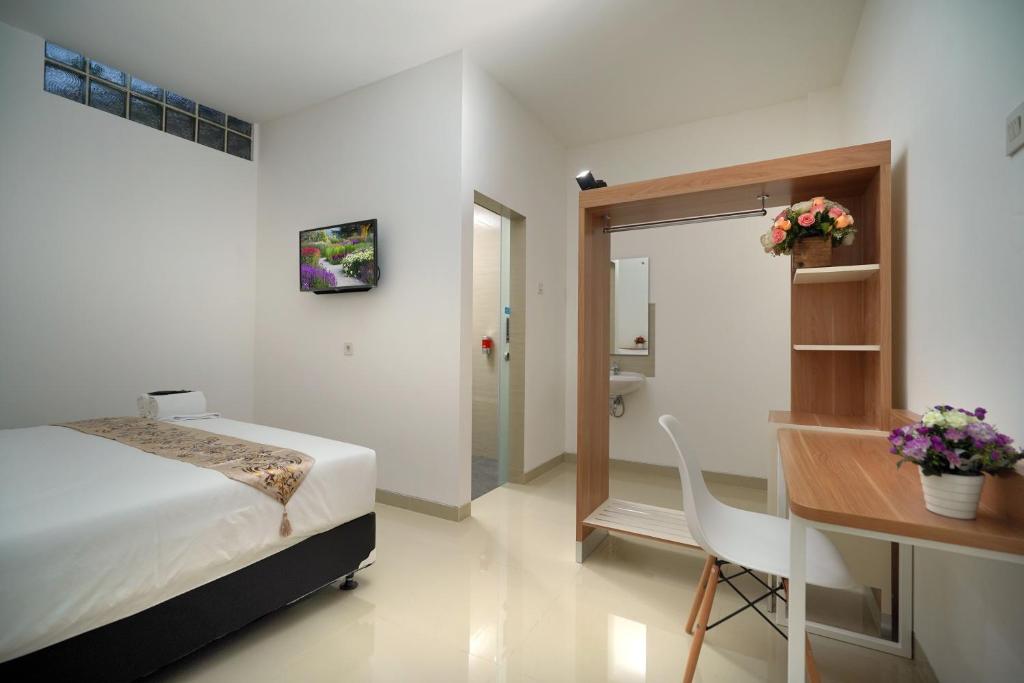 Postel nebo postele na pokoji v ubytování Ngampilan Residence Yogyakarta Mitra RedDoorz