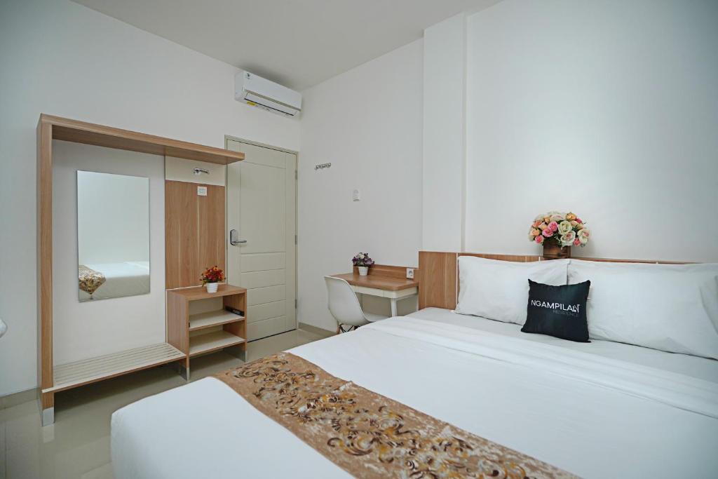 Postel nebo postele na pokoji v ubytování Ngampilan Residence Yogyakarta Mitra RedDoorz
