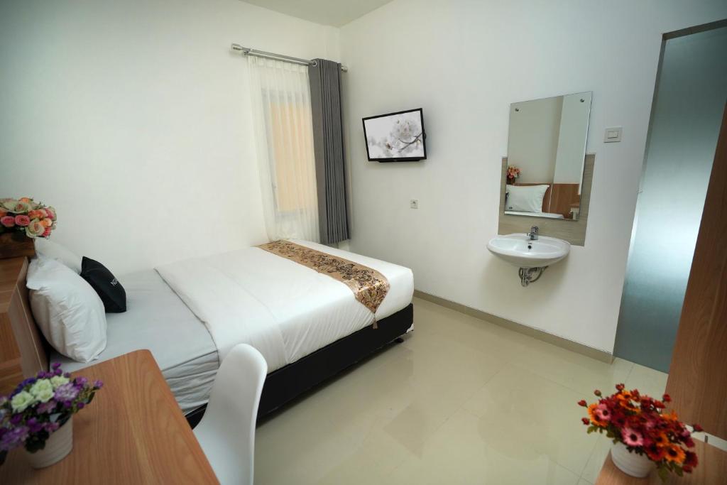 Postel nebo postele na pokoji v ubytování Ngampilan Residence Yogyakarta Mitra RedDoorz