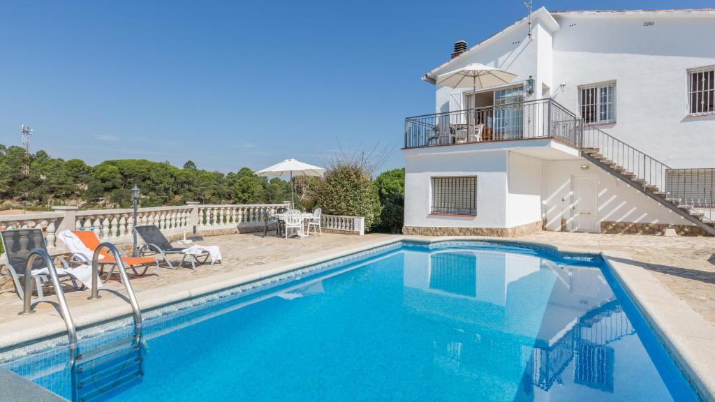 een villa met een zwembad en een huis bij 2Mari01 - Lloret de Mar in Caulés
