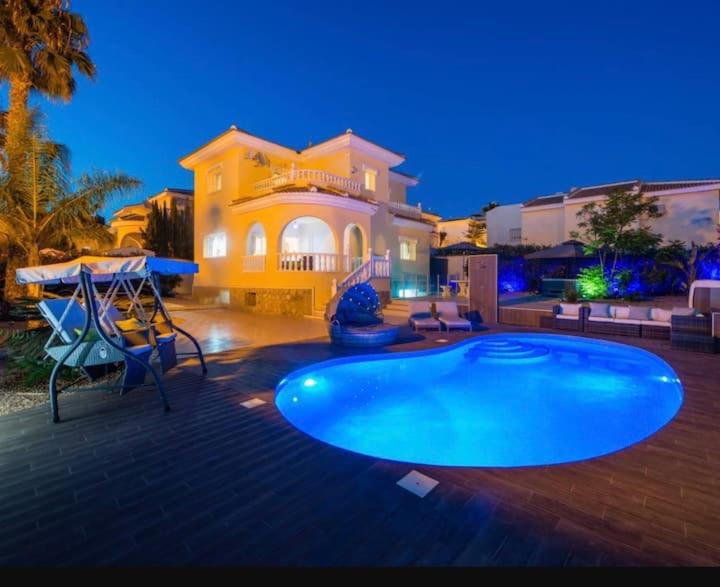 una grande piscina di fronte a una casa di Luxury Private Villa Casa JoJo own Pool & Hot tub a Ciudad Quesada