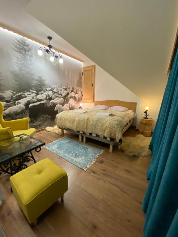 1 dormitorio con cama y rebaño de ovejas en Moje Tatry Gluten Free, en Biały Dunajec