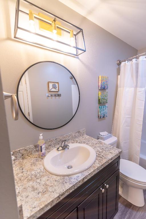 Koupelna v ubytování Susitna Suites
