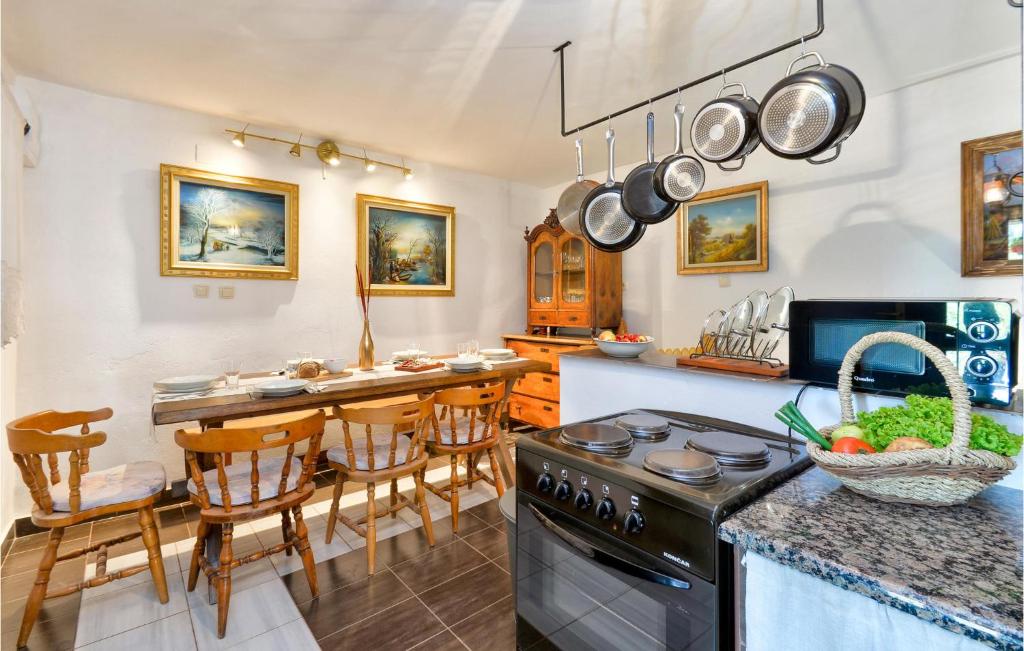 Nice Home In Prugovac With Sauna - Holiday Home Home Met Drie Slaapkamers