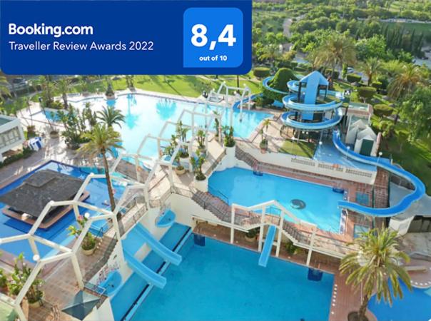 une image d'une piscine dans un complexe dans l'établissement BENALBEACH SEA VIEW 2BDR Apartment with Water Park, à Benalmádena