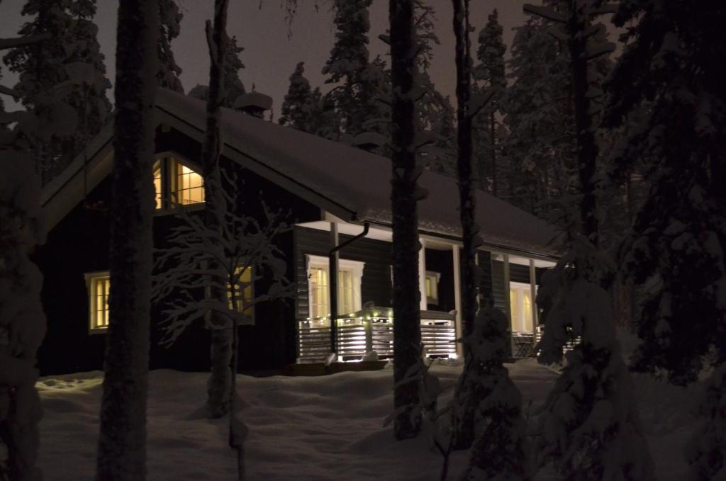 uma casa na neve à noite em Vanamo em Ylläsjärvi