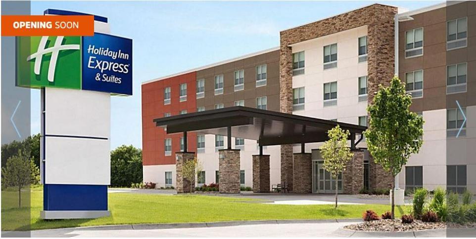 Holiday Inn Express & Suites - Houston SW - Rosenberg, an IHG Hotel في روزنبيرغ: مبنى امامه لافته