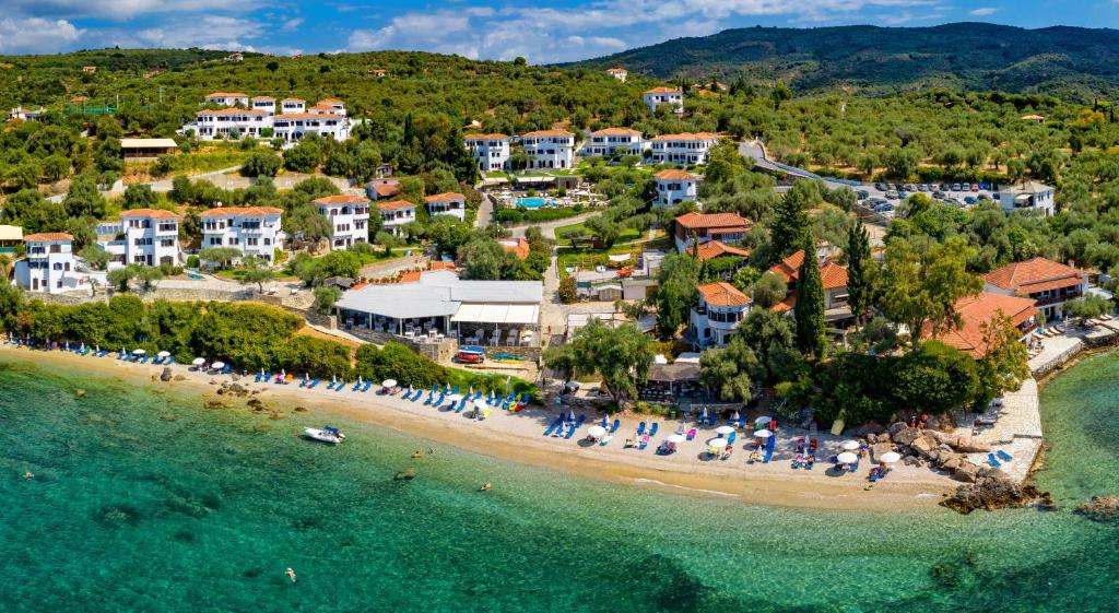 een luchtzicht op een strand in een resort bij Leda Village Resort in Chorto