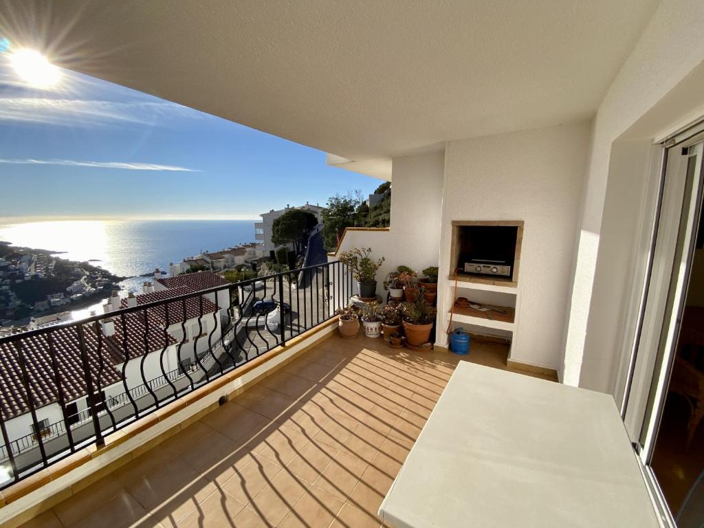 einen Balkon mit Meerblick in der Unterkunft Garbinell A - Piso muy bonito, Vistas al mar espec in Roses