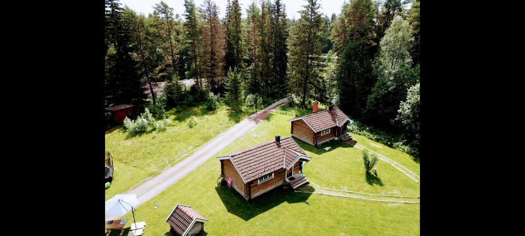 an overhead view of a house on a grass field at PO's Stugby in Orsa