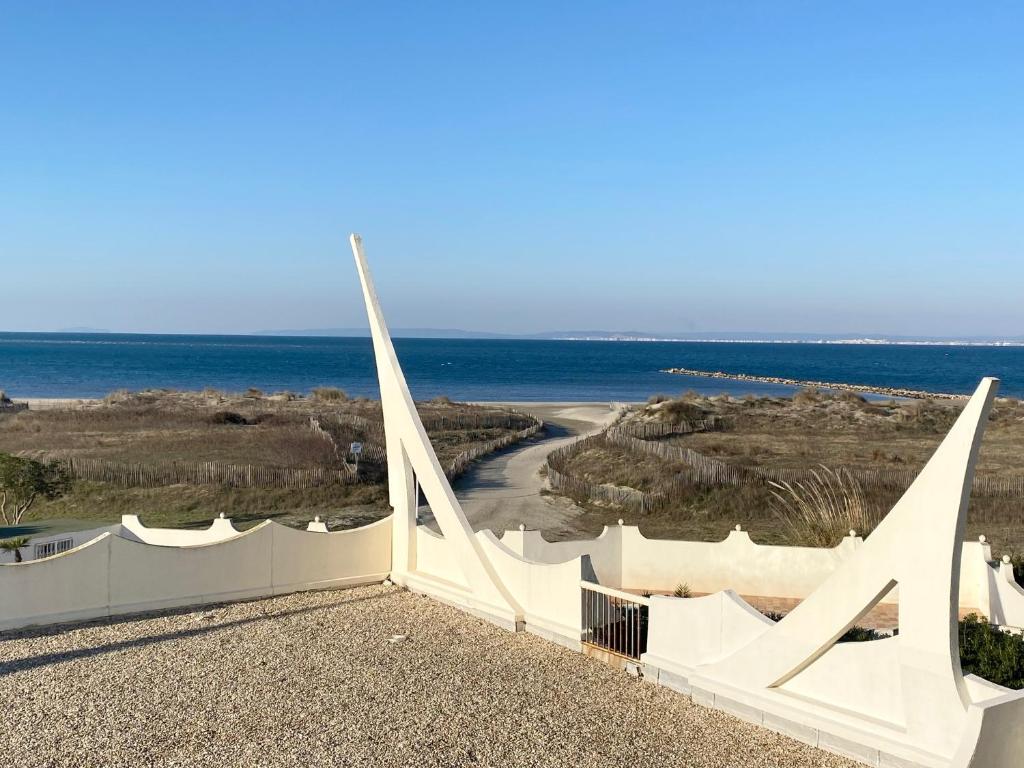 une maison blanche avec vue sur l'océan dans l'établissement As21522 - P2 climatisé avec belle vue sur la Mer avec piscine et parking privé, au Grau-du-Roi