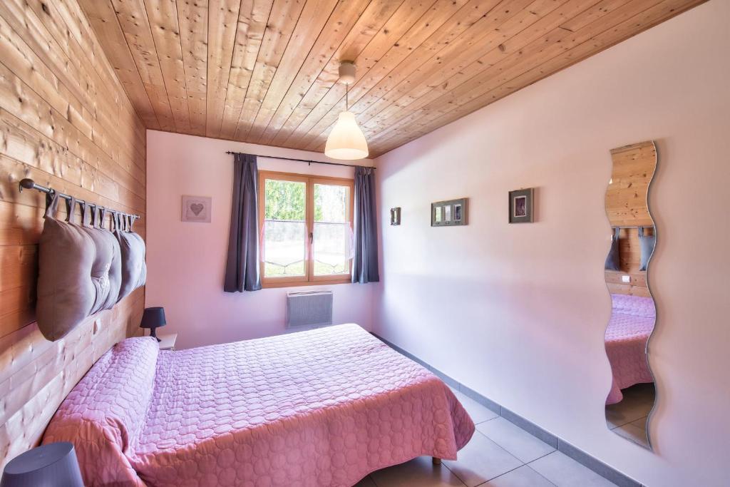 Postel nebo postele na pokoji v ubytování Chalet de charme - Le Martinet