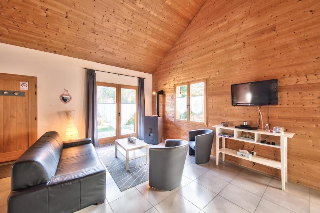 TV a/nebo společenská místnost v ubytování Chalet de charme - Le Martinet