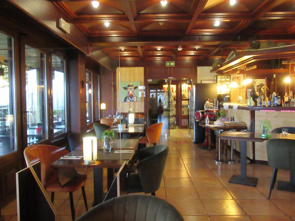 une salle à manger avec des tables et des chaises dans un restaurant dans l'établissement Hôtel Restaurant N 4, à Martelange