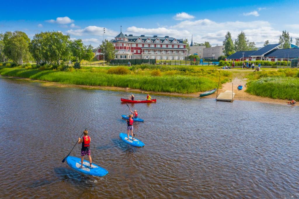 Výhled na řeku, která protéká v blízkosti hotelu
