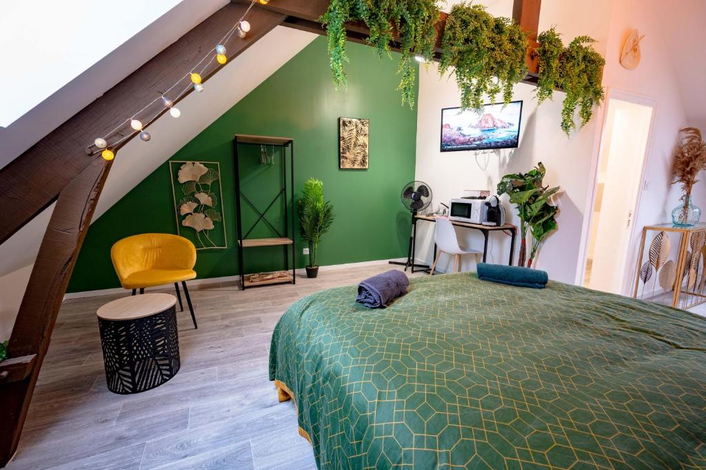 - une chambre avec un lit et un mur vert dans l'établissement NG SuiteHome - Lanester Lorient - Netflix - Wifi, à Lanester