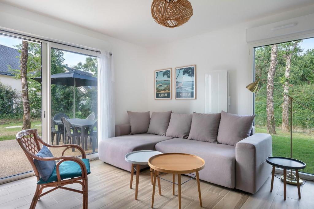 un salon avec un canapé, une table et des chaises dans l'établissement Presqu'île de Rhuys, belle maison pour 10, à Sarzeau