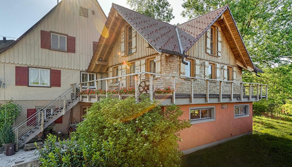 Casa grande con porche y balcón. en Ferienhof Harr en Freudenstadt