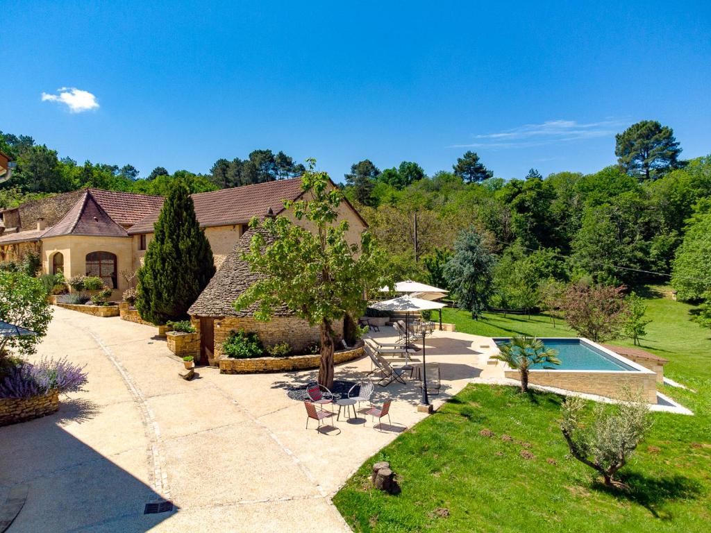 una vista aérea de una casa con piscina en Aux Bories de Marquay, B&B avec piscine et SPA près de Sarlat, en Marquay