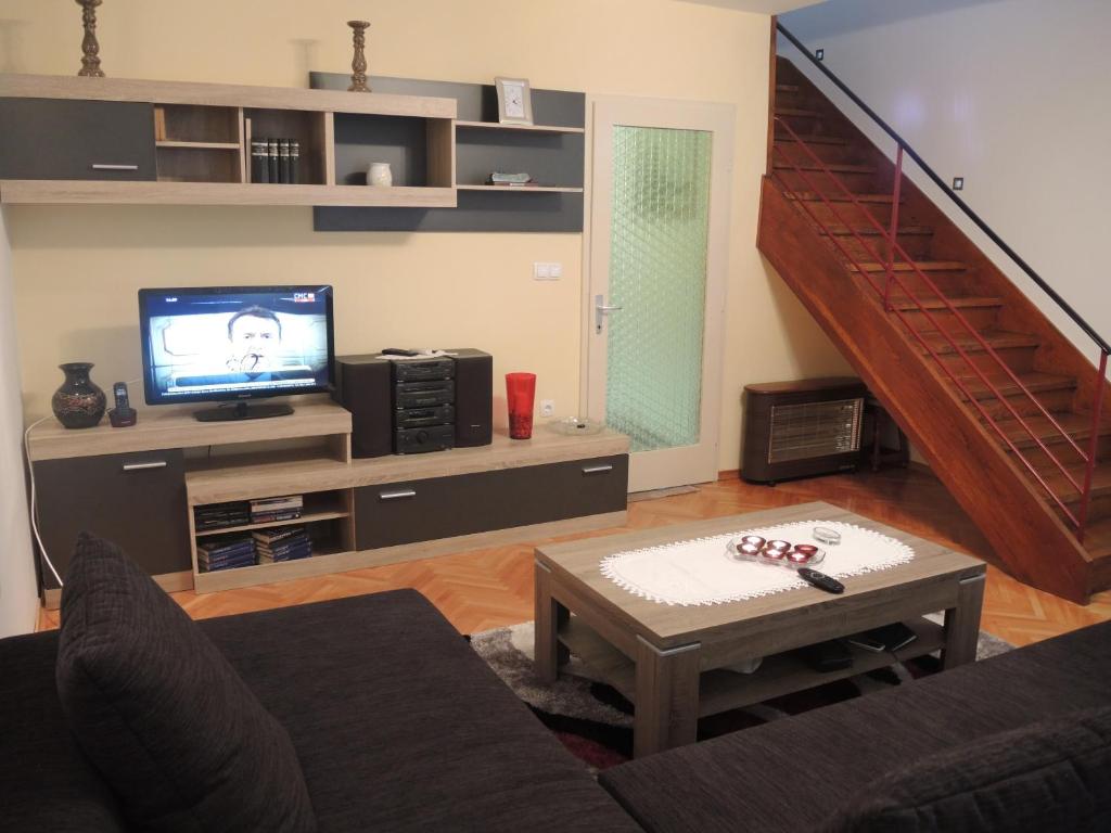 salon z kanapą, stołem i telewizorem w obiekcie Apartment In Centre for 7 w Splicie