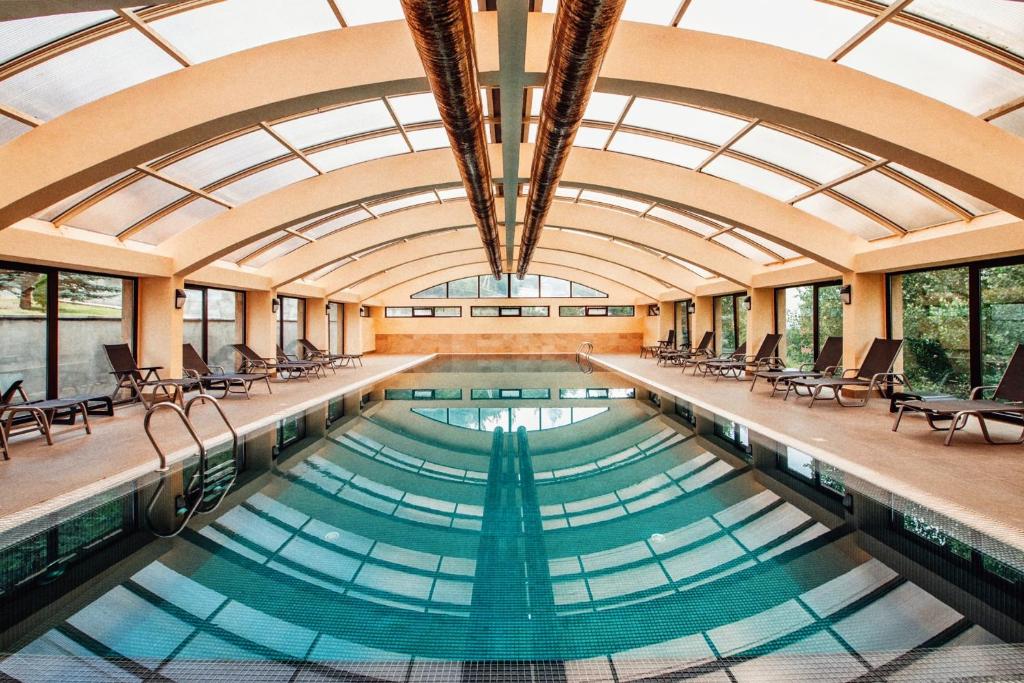 Teghenis Resort tesisinde veya buraya yakın yüzme havuzu