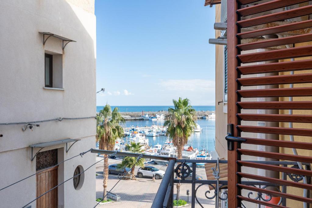Elle comprend un balcon offrant une vue sur le port de plaisance. dans l'établissement Solemar Sicilia - Principe del Mare, à Santa Flavia