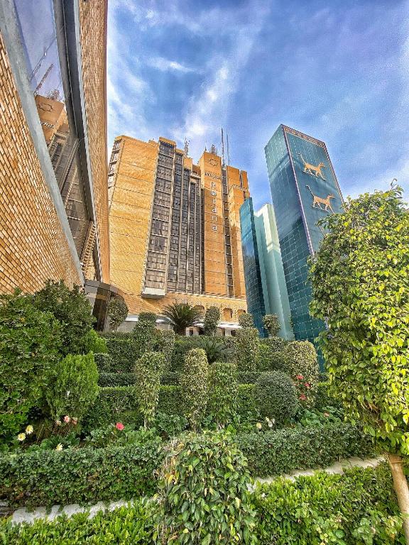 Babylon Rotana Hotelにある庭