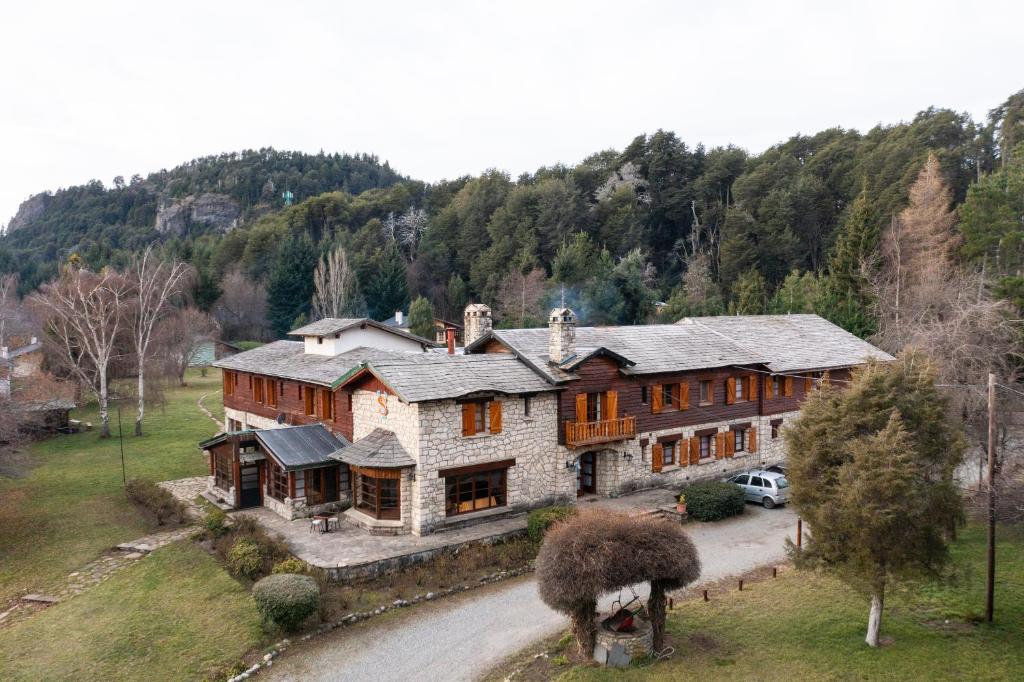 duży dom na środku drogi w obiekcie KM Hosteria Valle Del Sol w mieście Bariloche